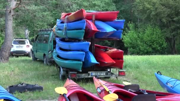 Färgglada kajak kanot båtar staplade på bilsläp förberedda för transport. — Stockvideo
