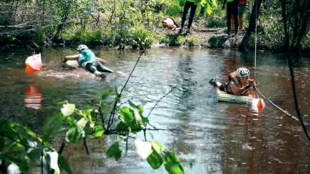 Mężczyzn w extreme sport walki unoszą się na finfoam na bagnach wody. — Wideo stockowe