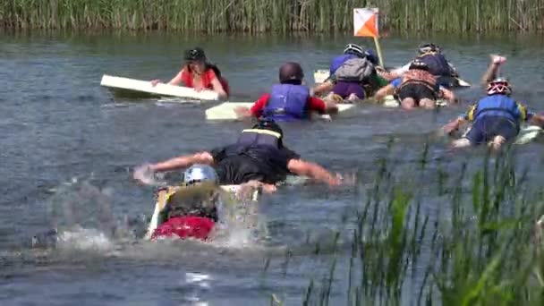 Uomo e donna sul lago nella competizione di sport acquatici . — Video Stock