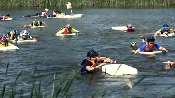 Les gens flottent avec des panneaux de mousse près du point de contrôle électronique en défi — Video