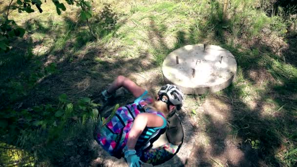 Une femme courageuse entre dans le tunnel souterrain du labyrinthe . — Video