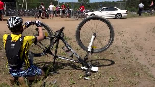 Deportista hombre reparar su neumático de bicicleta durante la competencia extrema bicicleta . — Vídeos de Stock