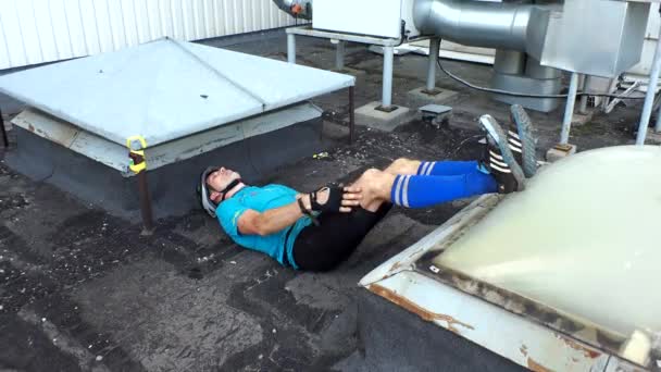 Уставший спортсмен массирует ноги после огромной физической нагрузки . — стоковое видео