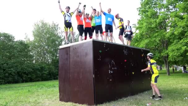 Freundliche Sieger des Sportwettbewerbs haben Spaß an der Wand. — Stockvideo