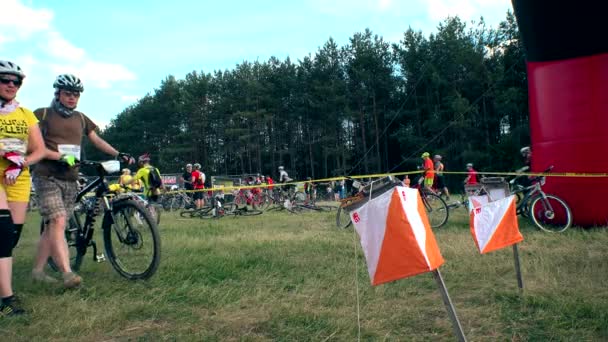 Atleta cansado personas en la línea de meta de la competición deportiva . — Vídeo de stock