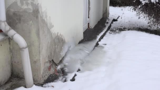 Unidad de aire acondicionado residencial en congelado con hielo en la pared de la casa en invierno. 4K — Vídeos de Stock