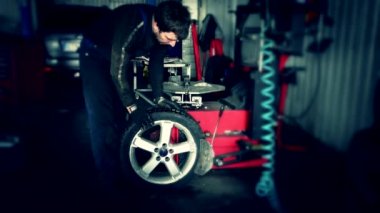 lastik montaj aleti makinesi ni kullanarak mekanik.