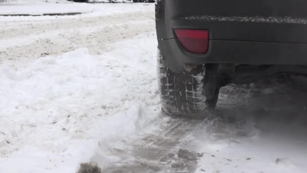 Tuyau d'échappement de la voiture debout sur la neige en hiver. 4K — Video