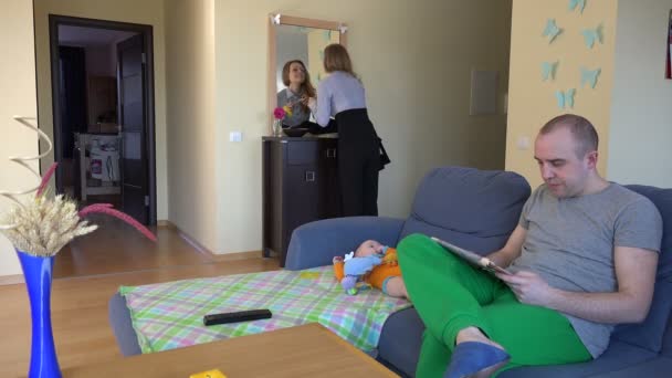 Деловая женщина оставляет своего ребенка и мужа дома в покое. 4K — стоковое видео