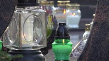 mum fener taş mezarı üzerinde closeup. 4k