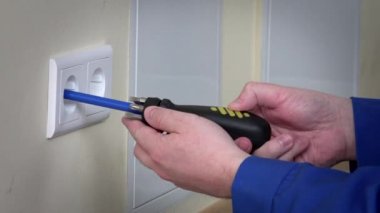Elektrikçi el elektrikli duvar prizleri yüklemek
