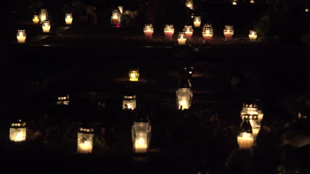 Горящие свечи на могиле в День всех святых. 4K — стоковое видео