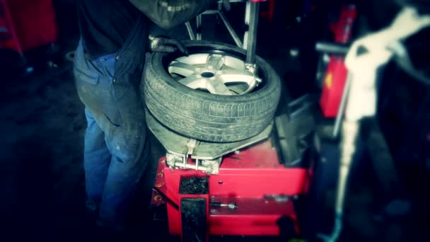 Hermoso mecánico de reparación de neumáticos en el servicio de coches — Vídeos de Stock