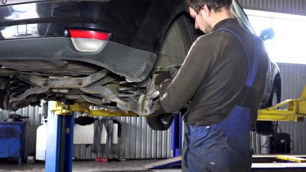 Mecánico especialista reparación de sistema de frenos de coche cliente . — Vídeos de Stock