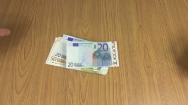 Ev adam sayısı euro nakit para Lirası masa üstünde. 4k