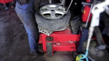 Garaj lastikleri değiştirmek için özel ekipman kullanarak otomatik mekanik.