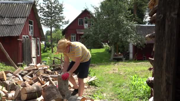 Landarbeiter arbeiten mit Axt Holzschuppen in der Nähe lebendes Dorfheim. 4k — Stockvideo