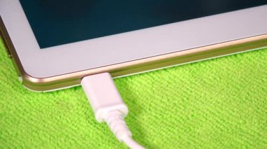 Akıllı cep telefonundan usb şarj aletini çek. 4K