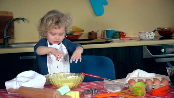 Niña feliz jugando con harina. Chef sonriente niño divertirse en la cocina — Vídeos de Stock