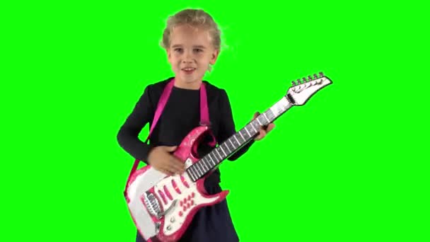 Gitaris playful gadis bermain dengan gitar mainan — Stok Video