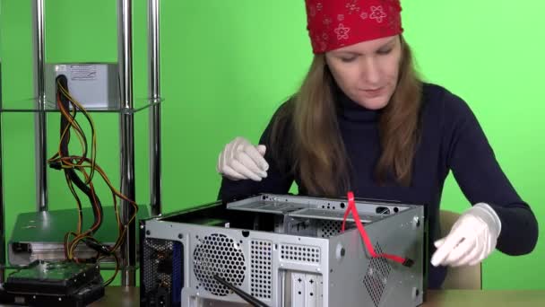 专心致志的计算机服务妇女在办公室修理计算机.绿色背景。4K — 图库视频影像