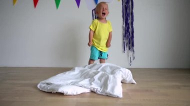Erkek bebek çığlık atıyor. Küçük çocuk negatif duygu gösteriyor. Gimbal hareketi