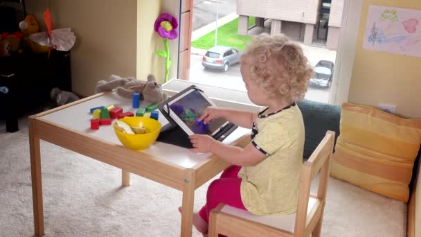 Felice bella bambina giocare con TouchPad nella stanza dei bambini. 4K — Video Stock