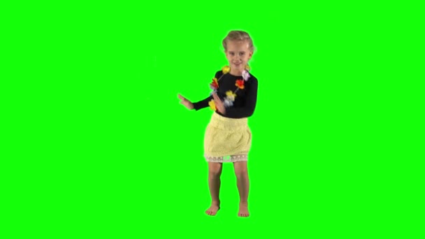 Engraçado 5 anos de idade criança dançando em croma chave mesmo fundo verde. — Vídeo de Stock