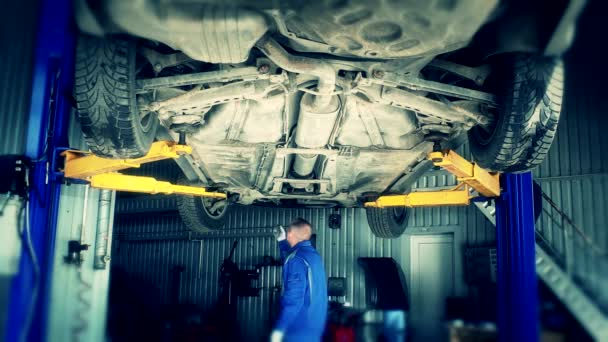 Man mekaniker kontrollera bilen i auto reparation bensinstation. 4K — Stockvideo