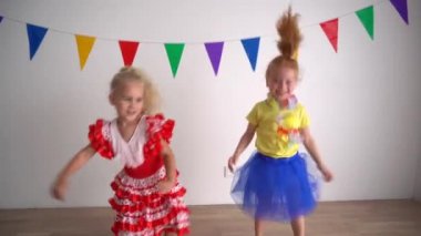Çılgın kız kardeşler partide dans ediyorlar. Çılgın kızlar eğlenir. Yumuşak kamera hareketi