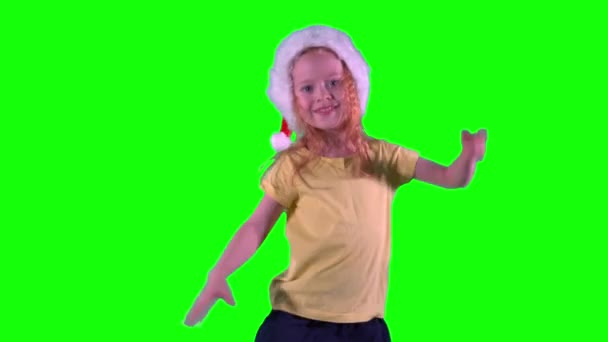 Nadpobudliwa dziewczyna tańczy. 4-letnie dziecko w świątecznym kapeluszu. Klucz chromowy — Wideo stockowe