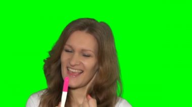 Kadın hamilelik testinin sonucunu görüyor. Hamile kadın testi portresi. 4K