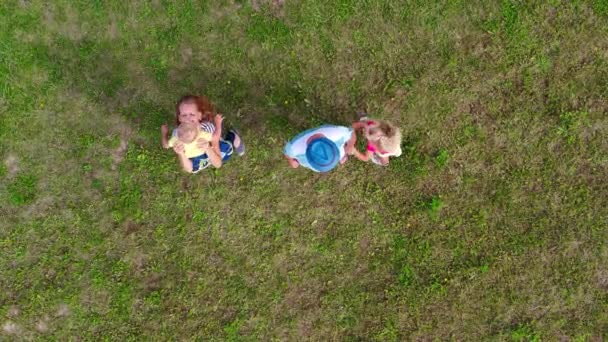 Família engraçada marido e mulher com filhos se divertir no prado do parque. Aviação — Vídeo de Stock