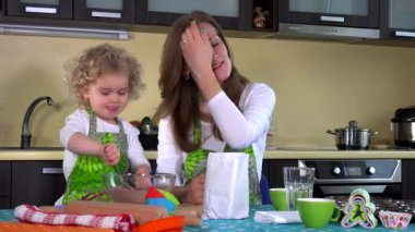 Kız un karışımı ile annenin gülümsemesini karıştırıyor. Kurabiye hazırlama. 4K