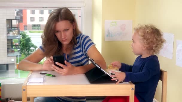 Madre e bambino carino usano smart media phone e tablet. 4K — Video Stock
