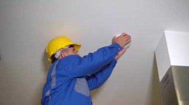 Havalandırma onarım sistemi bakımı. İşçiler hava dağıtıcısını kontrol etsin