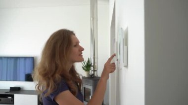 Kız ısıtma, havalandırma ve akıllı ev fonksiyonlarını kontrol etmek için kontrolör kullanıyor