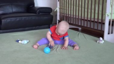 Yaramaz çocuk evde akıllı telefonla oynuyor.