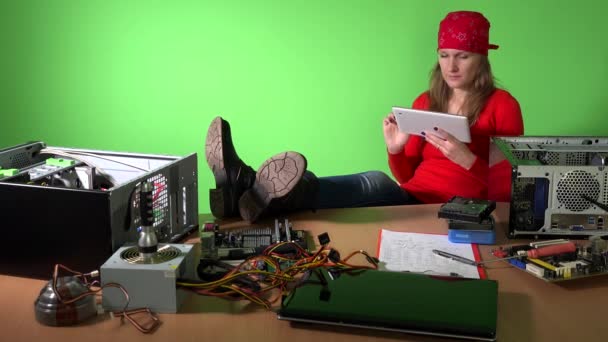 Vrouw tablet te gebruiken in reparatie van computer kast. computerapparatuur op tafel. 4K — Stockvideo