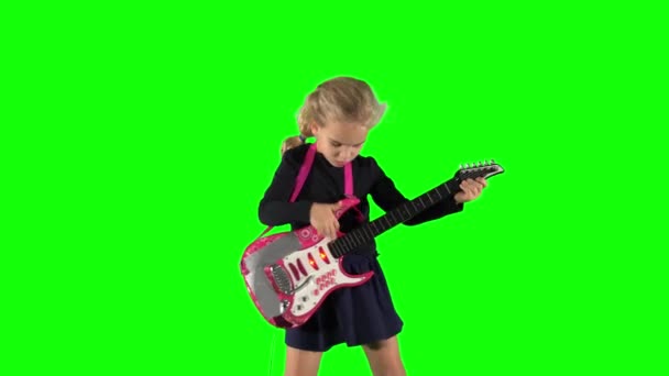 Gitarzystka grająca muzykę rockową z gitarą zabawki. Występowanie dziecka muzyka — Wideo stockowe
