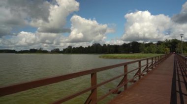 Yaya köprüsünden geçiyorum. İnsanlar yaya köprüsünde yürüyor