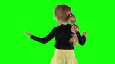 Yeşil arka planda dans eden karizmatik kadın çocuk..