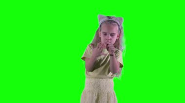 Saç bandı takmış kedi kulaklı küçük sarışın kız parmaklarını sayıyor. Eğitim