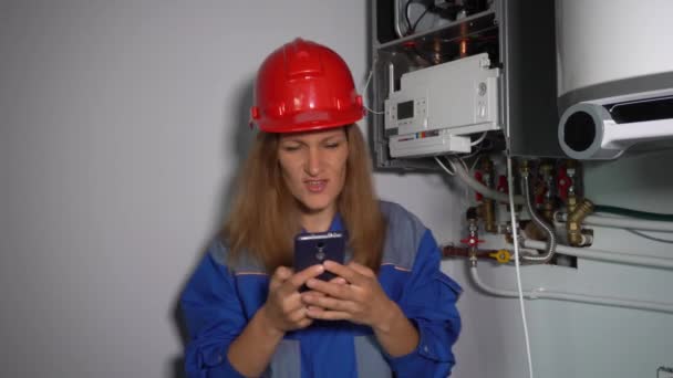 Emotionele vrouwelijke ingenieur met telefoongesprek met iemand — Stockvideo