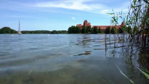 Hermoso castillo rodeado de agua del lago y flotador de yates. Movimiento del cardán — Vídeo de stock