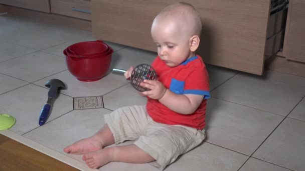 Caucasiano menino fazendo bagunça na cozinha bonito criança — Vídeo de Stock