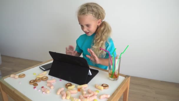 Modelo feminino usando computador tablet. Criança a brincar. Computador viciado menina. — Vídeo de Stock