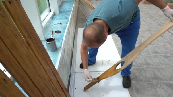 Lavora lucidando tavola di legno con lacca. Guy bordo di legno lucido — Video Stock