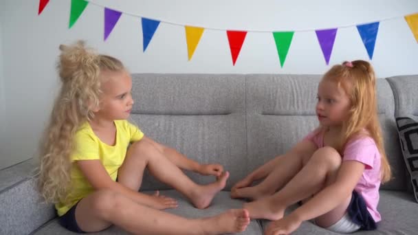 Duas garotinhas compartilhando segredos uma com a outra enquanto desfrutam do tempo juntas — Vídeo de Stock