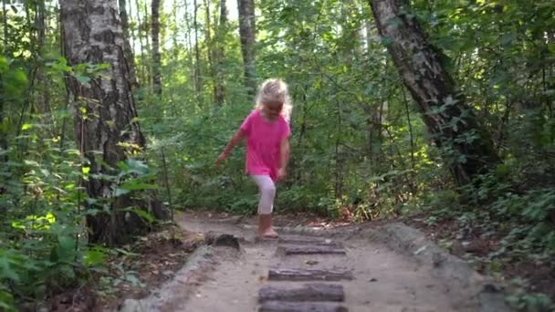 Niña descalza niño caminar en árbol sano tronco corteza y arena pies masaje camino — Vídeos de Stock